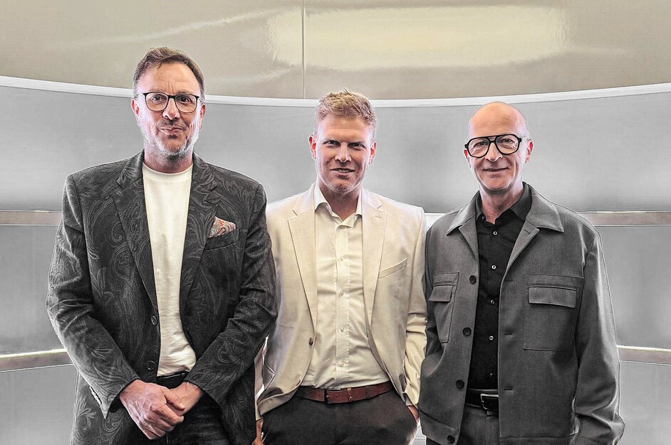 Harald Hiller, President und CEO von AL-KO (rechts), und Guido Kovermann, Senior Vice President Sales Leisure (links), freuen sich zusammen mit Sven Böttcher, dem neuen Standortleiter SAWIKO, auf neue Erfolge und neue Meilensteine. | © SAWIKO